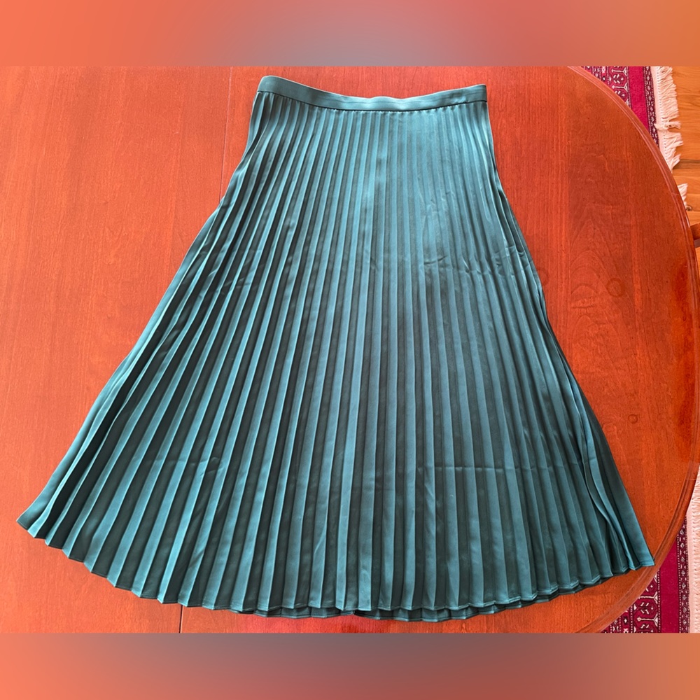 Festive forrest green pleated skirt